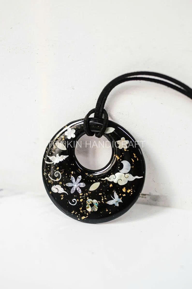 Mother of Pearl Necklace Suede Leather String 1 - TONKIN HANDICRAFT