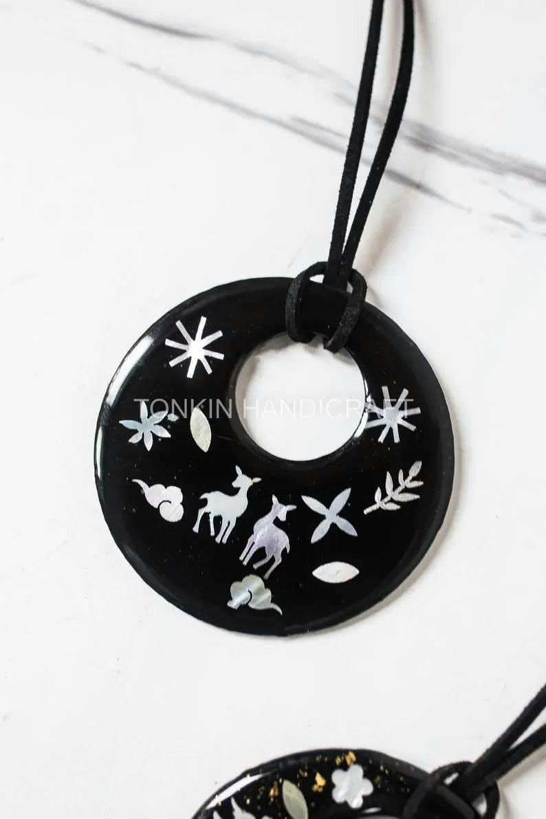 Mother of Pearl Necklace Suede Leather String 1 - TONKIN HANDICRAFT