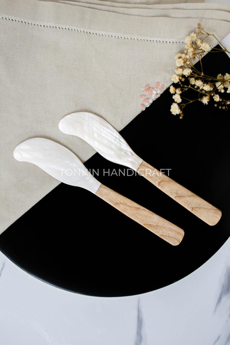 Lim Seashell Spreader with Handle